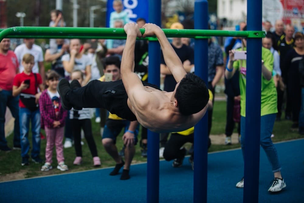 Спортсмены на уличной тренировке