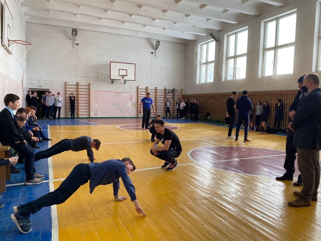 Спортсмены федерации ВСА Саратовской области провели мастер-касс по воркауту для Петровских школьников